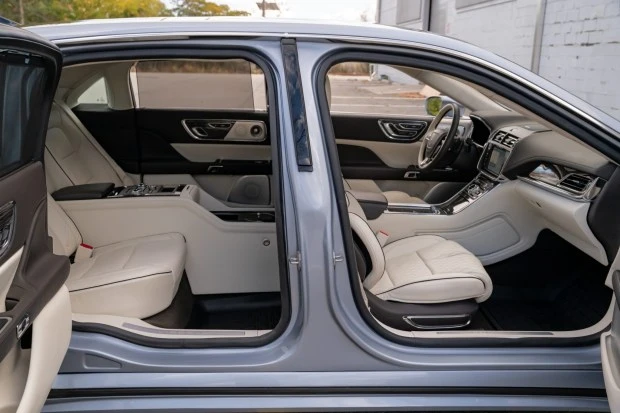 2020 Lincoln Continental 10th Gen - Image 5 of 8