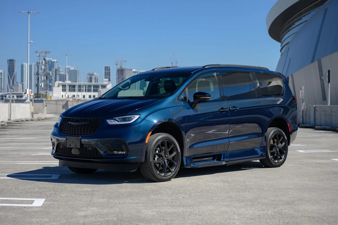 2024 Chrysler - Image 16 of 31
