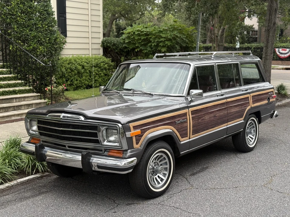 1990 Jeep SJ Grand Wagoneer - Image 4 of 31