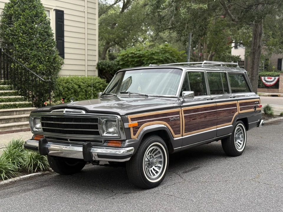 1990 Jeep SJ Grand Wagoneer - Image 5 of 31