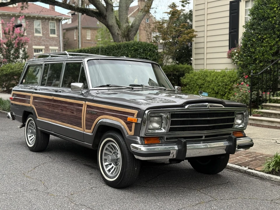 1990 Jeep SJ Grand Wagoneer - Image 10 of 31