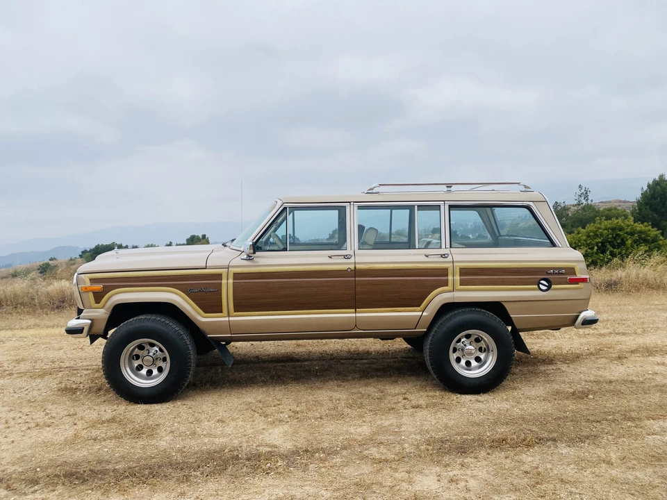 1990 Jeep SJ Grand Wagoneer - Image 4 of 31