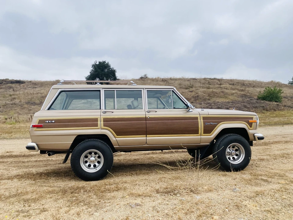 1990 Jeep SJ Grand Wagoneer - Image 10 of 31