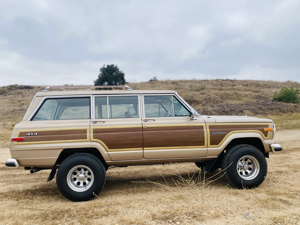 1990 Jeep SJ Grand Wagoneer - Image 11 of 31
