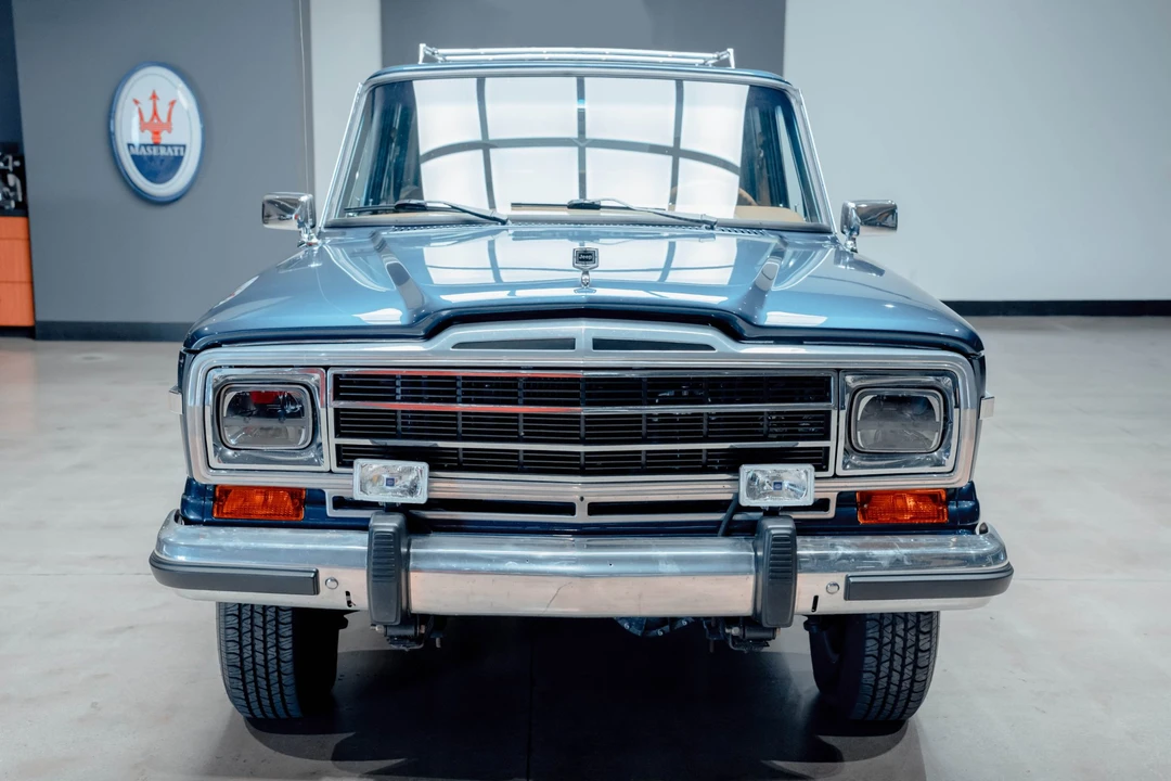 1990 Jeep SJ Grand Wagoneer - Image 10 of 31