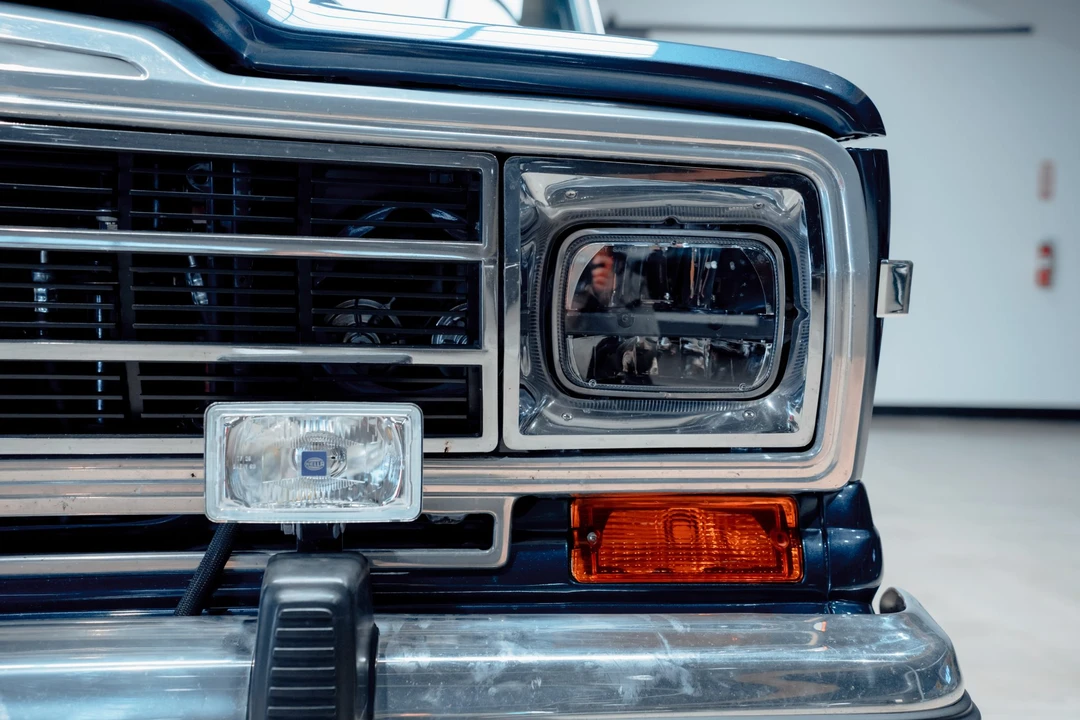 1990 Jeep SJ Grand Wagoneer - Image 13 of 31