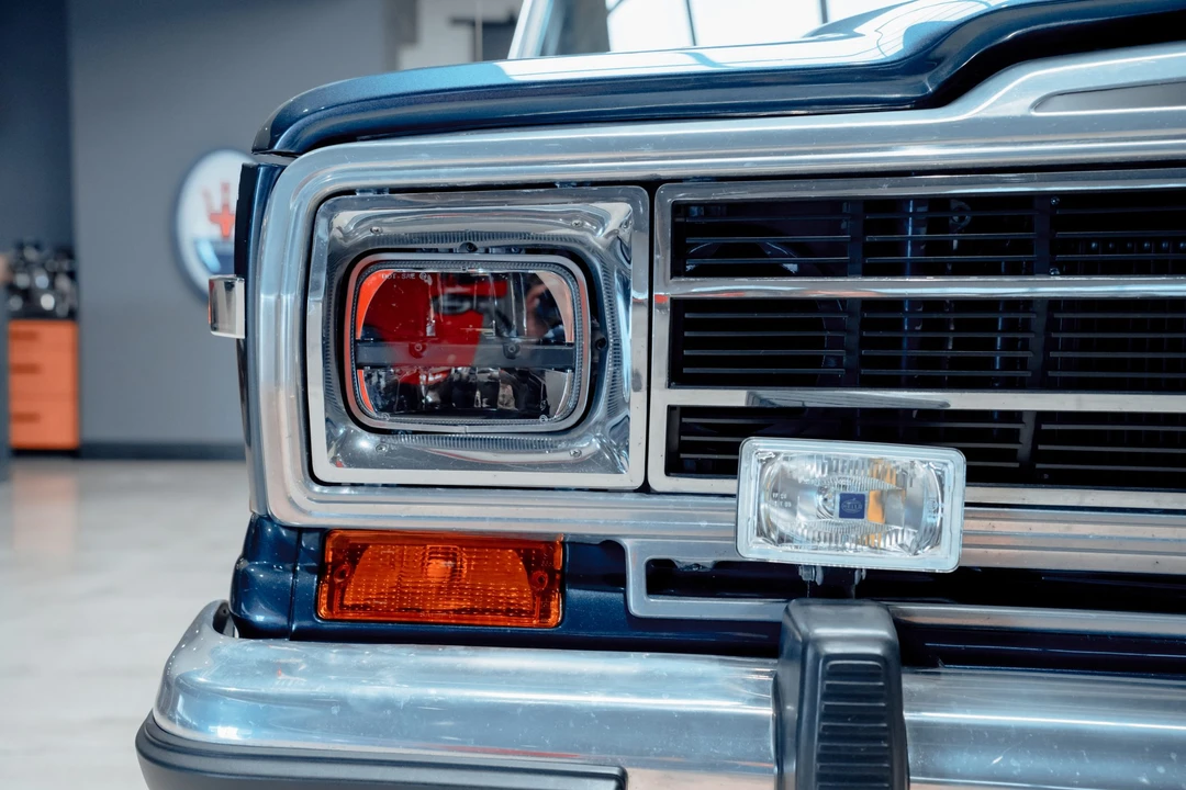 1990 Jeep SJ Grand Wagoneer - Image 12 of 31
