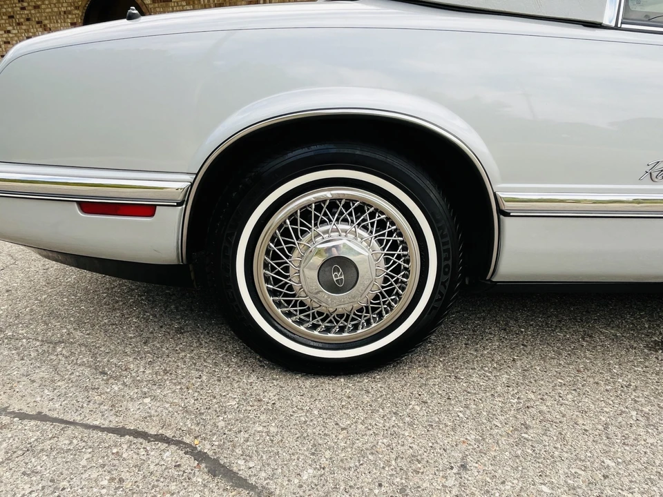 1992 Buick Riviera 4th-7th Gen - Image 22 of 31