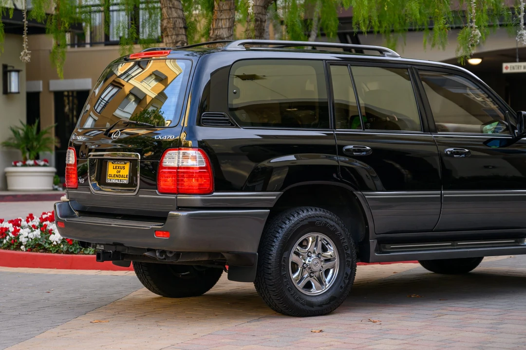 2001 Lexus LX 2nd Gen - Image 28 of 31