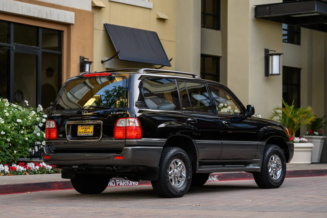 2001 Lexus LX 2nd Gen - Image 15 of 31