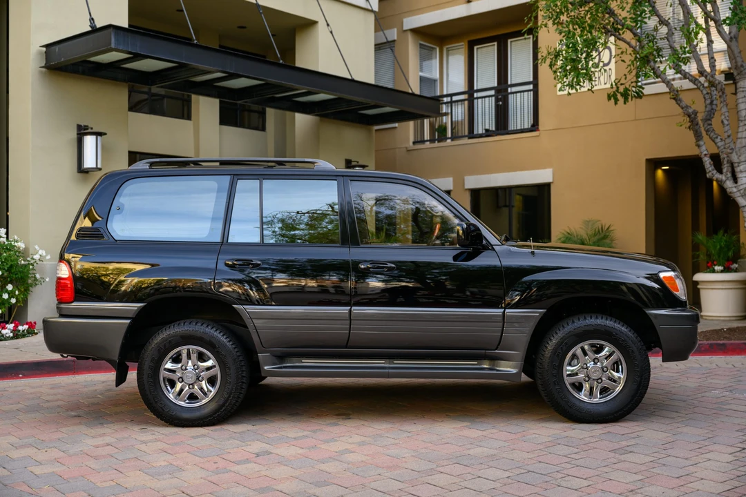 2001 Lexus LX 2nd Gen - Image 13 of 31