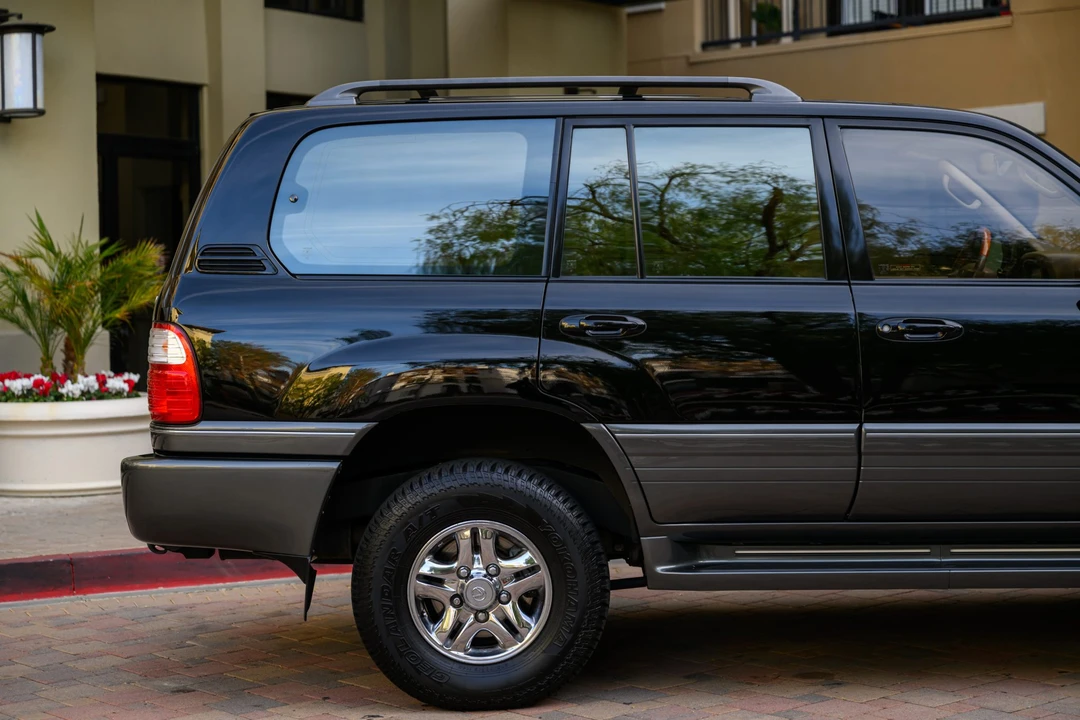 2001 Lexus LX 2nd Gen - Image 29 of 31