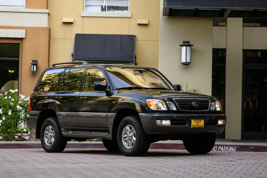 2001 Lexus LX 2nd Gen - Image 11 of 31