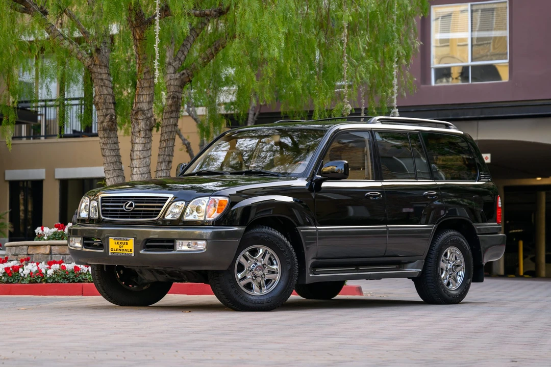 2001 Lexus LX 2nd Gen - Image 2 of 31