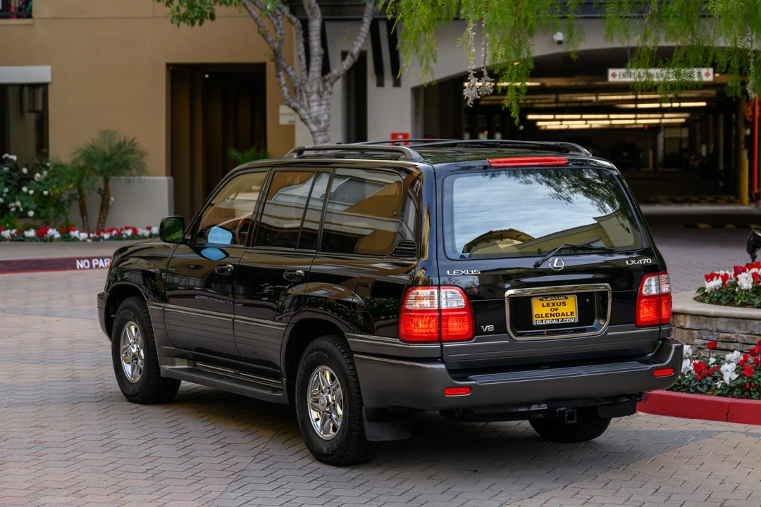 2001 Lexus LX 2nd Gen - Image 18 of 31