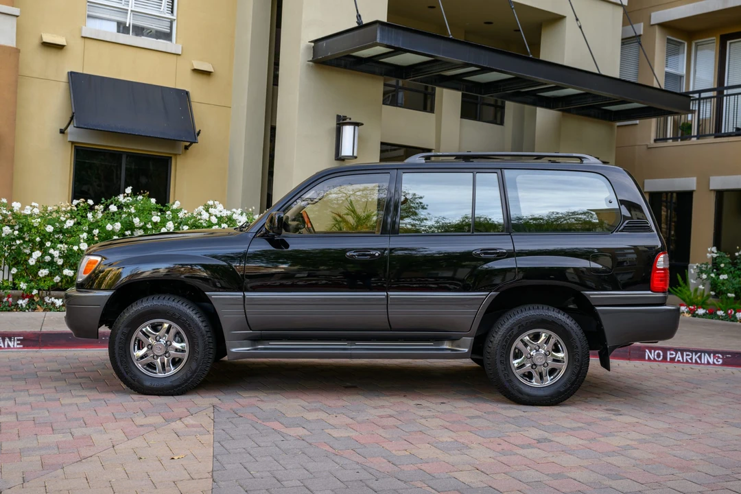 2001 Lexus LX 2nd Gen - Image 21 of 31