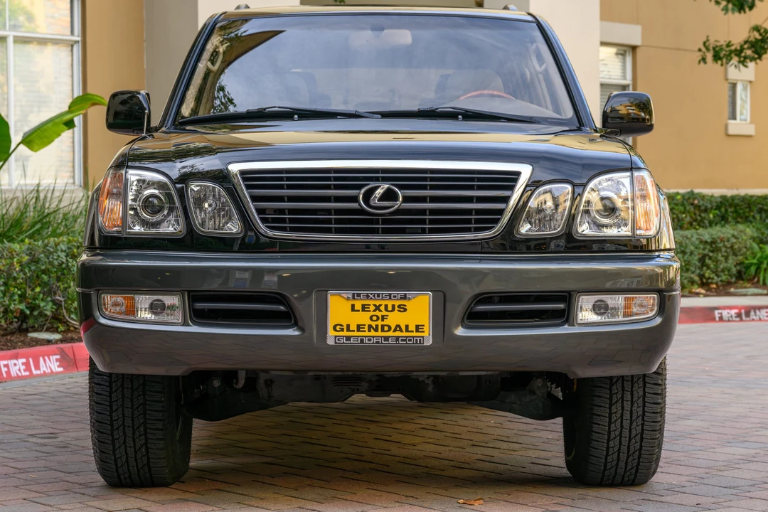 2001 Lexus LX 2nd Gen - Image 9 of 31