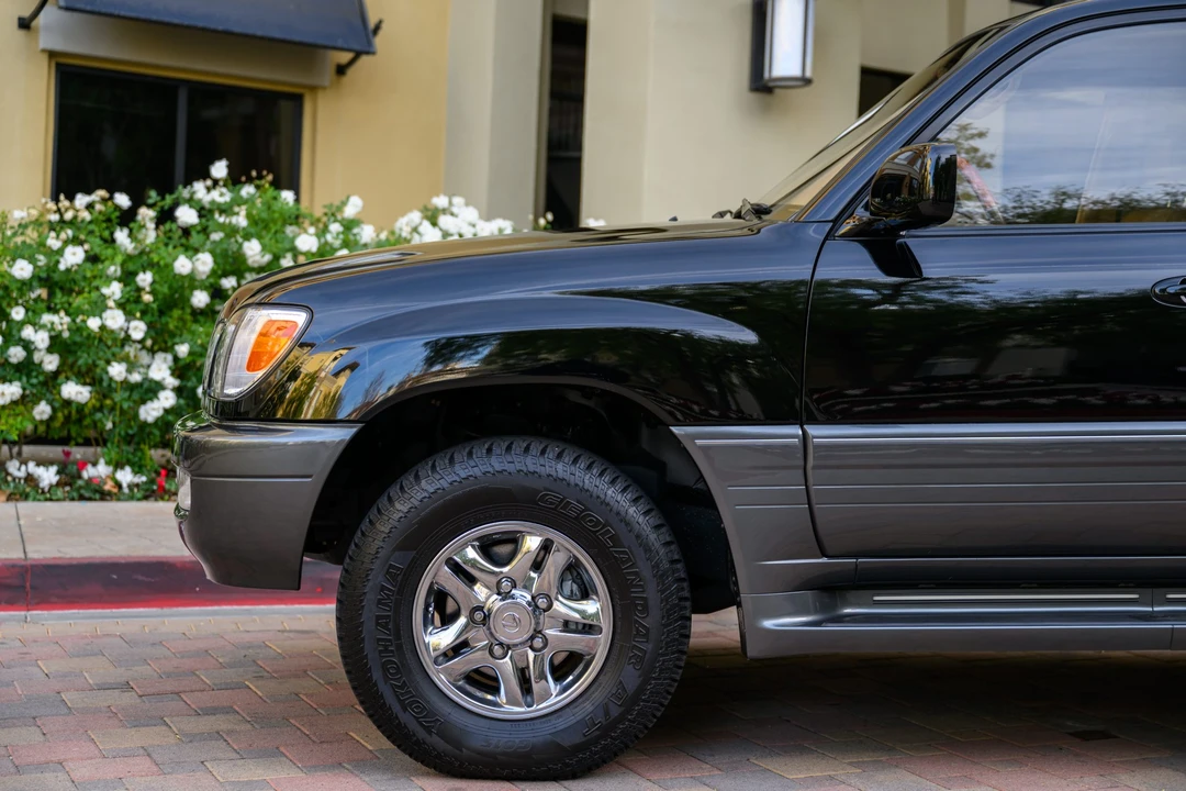 2001 Lexus LX 2nd Gen - Image 24 of 31