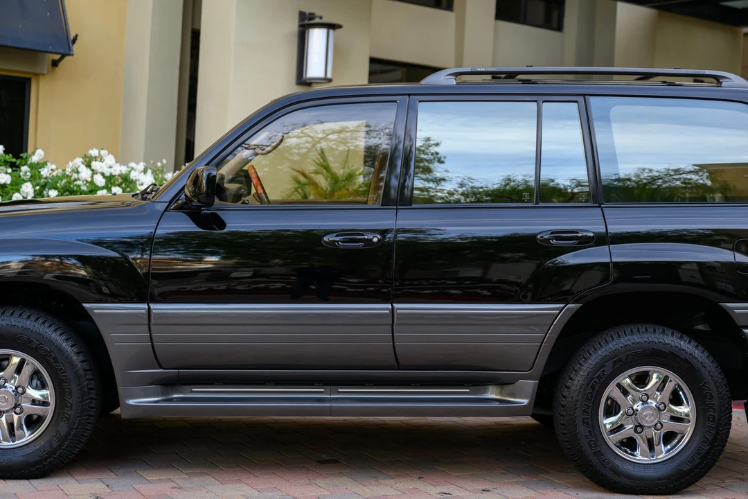 2001 Lexus LX 2nd Gen - Image 25 of 31