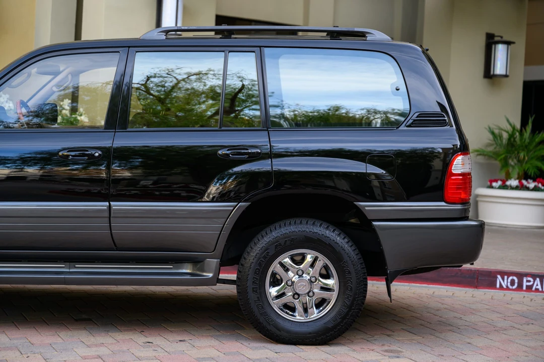 2001 Lexus LX 2nd Gen - Image 26 of 31
