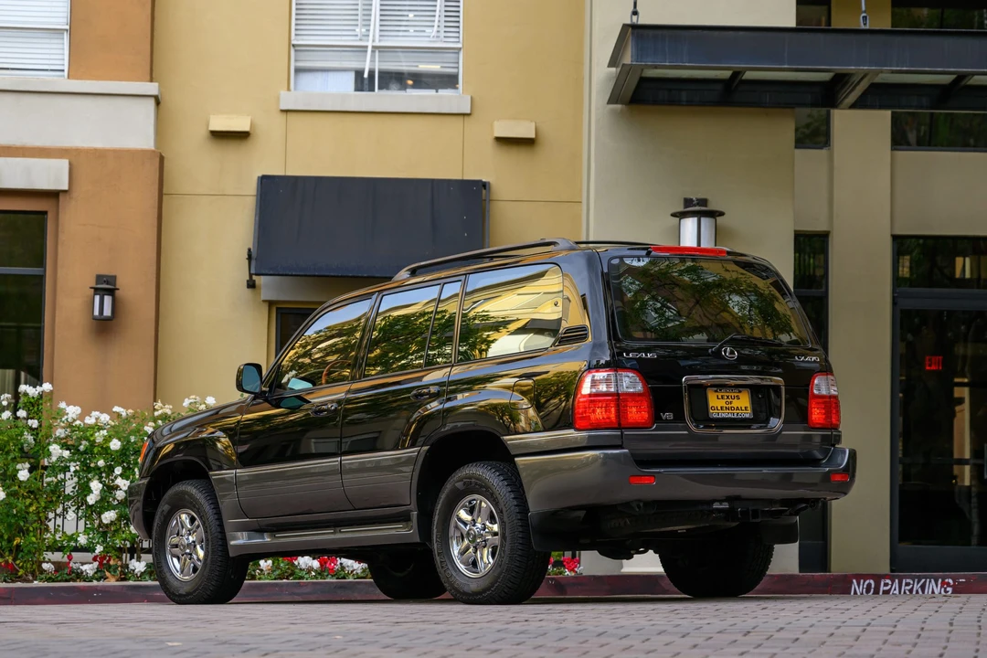 2001 Lexus LX 2nd Gen - Image 19 of 31