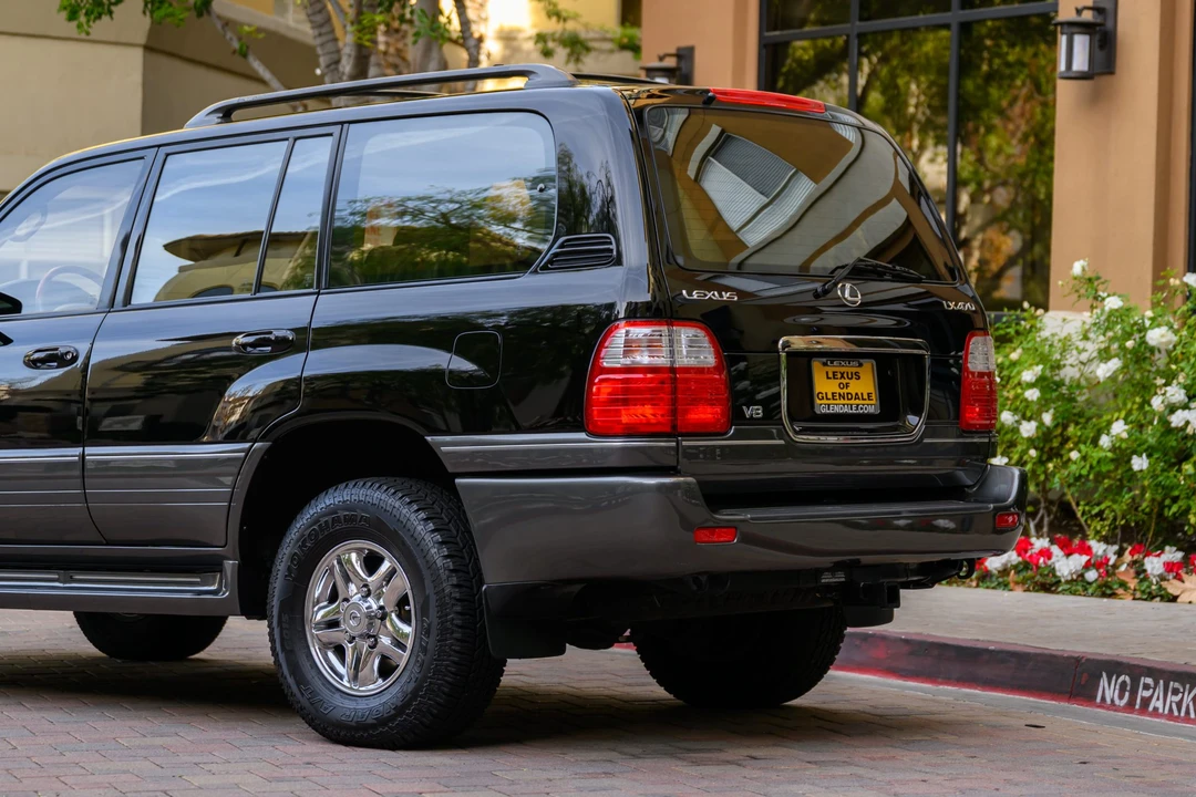 2001 Lexus LX 2nd Gen - Image 27 of 31
