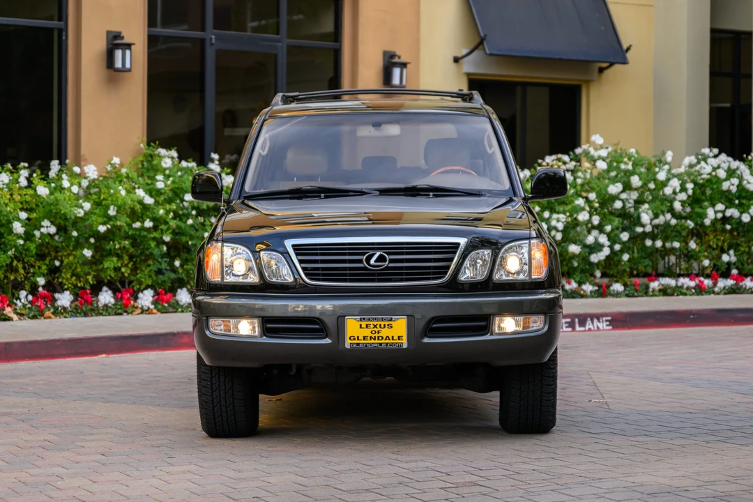 2001 Lexus LX 2nd Gen - Image 5 of 31