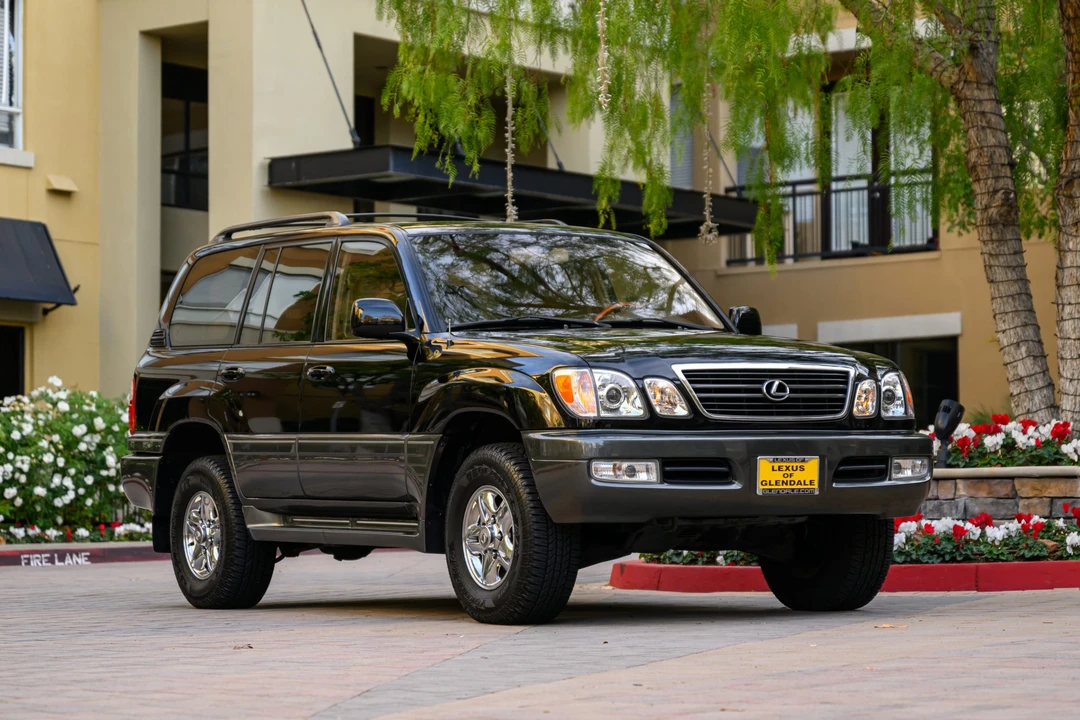 2001 Lexus LX 2nd Gen - Image 10 of 31