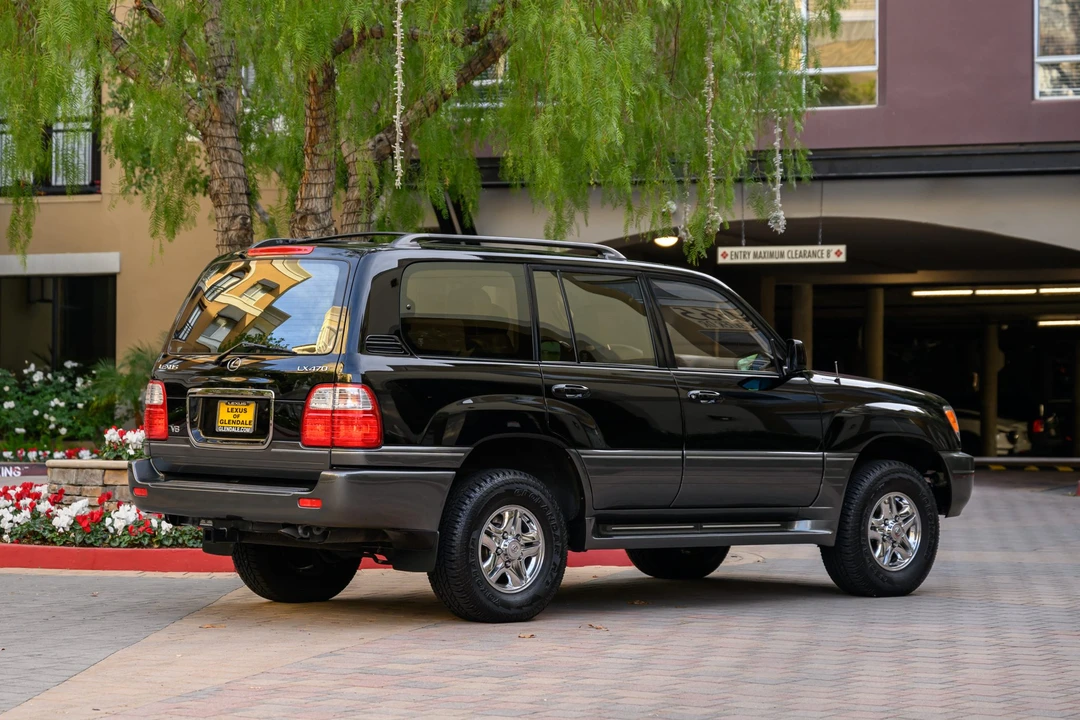2001 Lexus LX 2nd Gen - Image 14 of 31