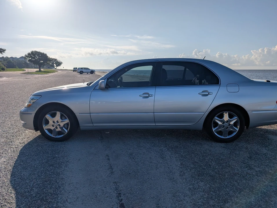 2004 Lexus LS 3rd Gen - Image 20 of 31