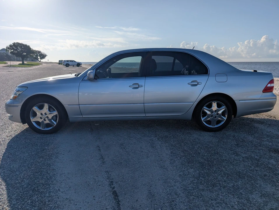 2004 Lexus LS 3rd Gen - Image 21 of 31