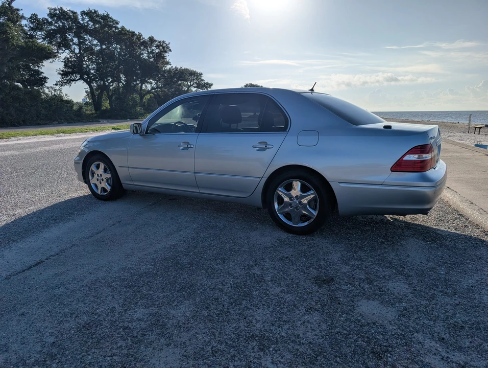 2004 Lexus LS 3rd Gen - Image 18 of 31
