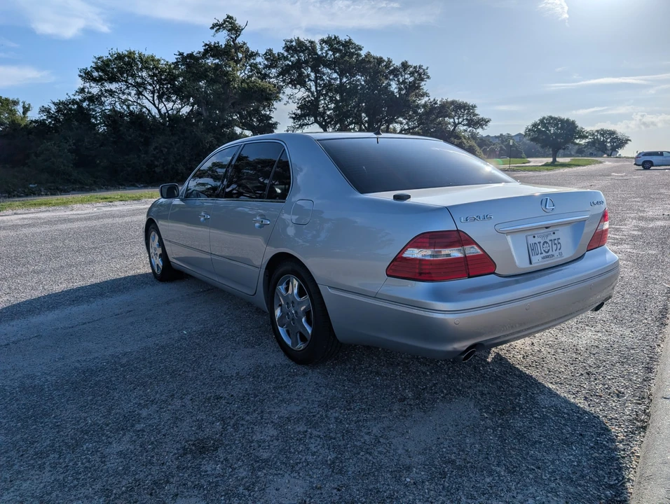 2004 Lexus LS 3rd Gen - Image 17 of 31