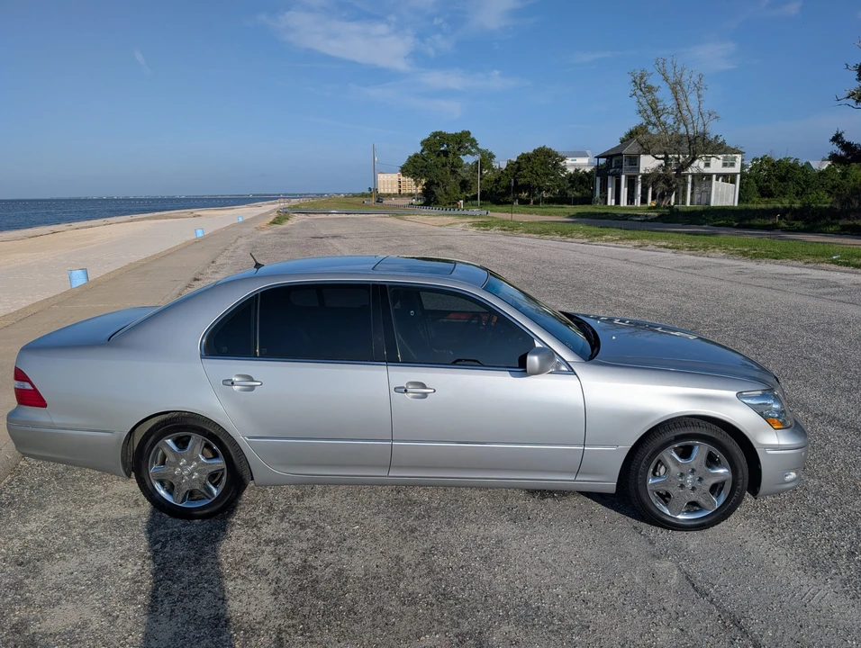 2004 Lexus LS 3rd Gen - Image 12 of 31