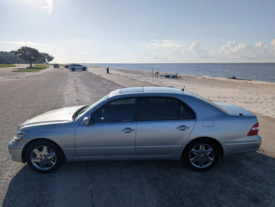 2004 Lexus LS 3rd Gen - Image 22 of 31
