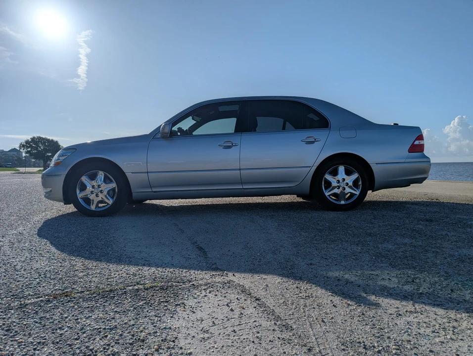 2004 Lexus LS 3rd Gen - Image 19 of 31