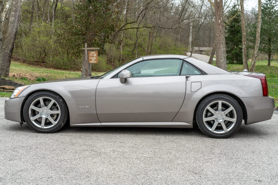 2005 Cadillac XLR - Image 9 of 31