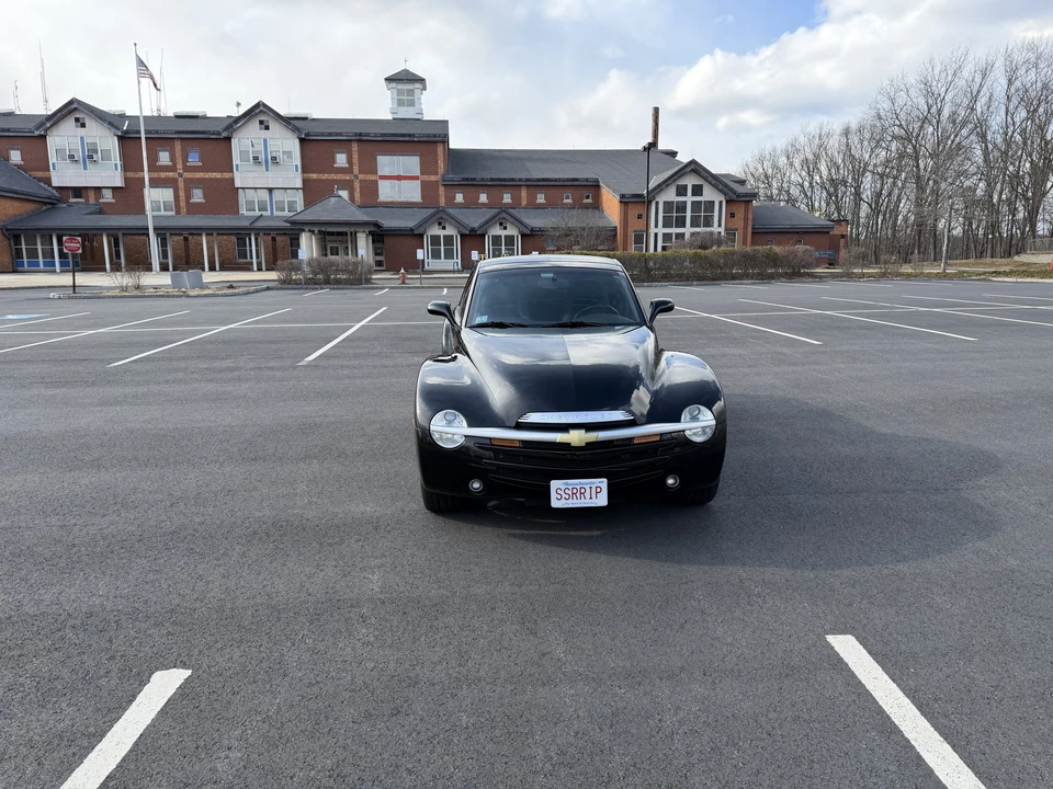 2005 Chevrolet SSR - Image 2 of 31