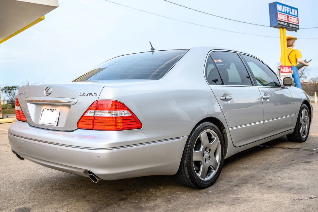 2005 Lexus LS 3rd Gen - Image 9 of 31