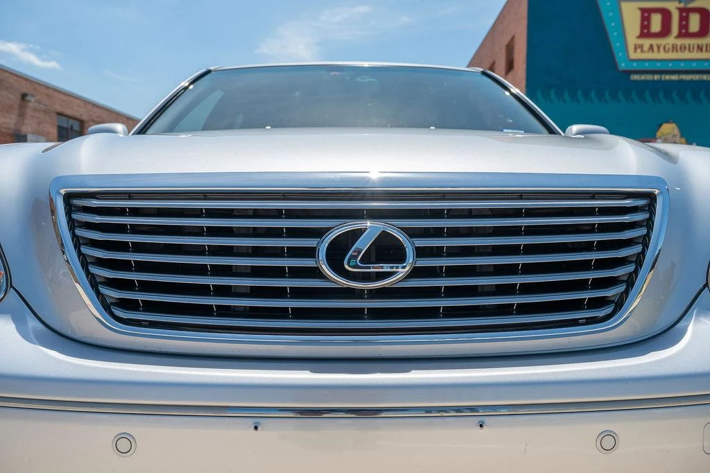 2005 Lexus LS 3rd Gen - Image 18 of 31