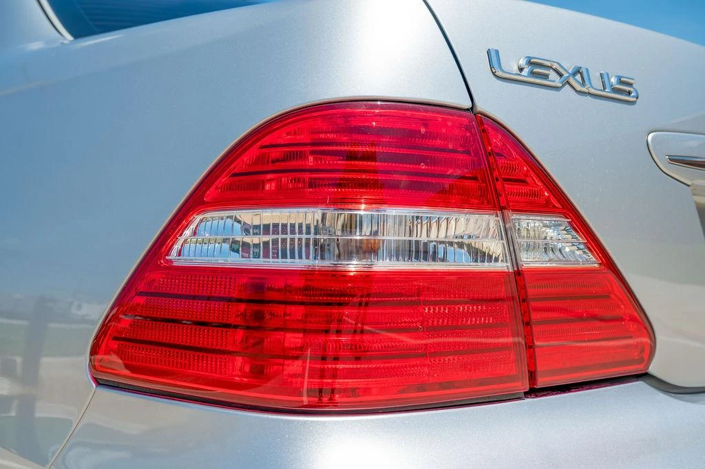 2005 Lexus LS 3rd Gen - Image 28 of 31