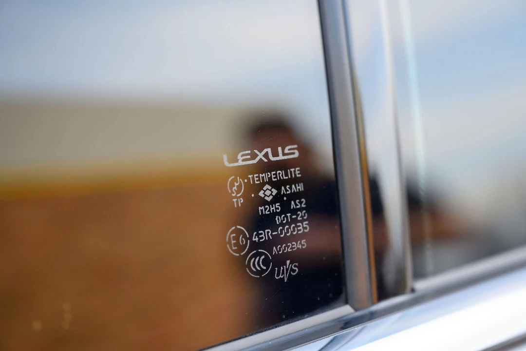2005 Lexus LS 3rd Gen - Image 22 of 31