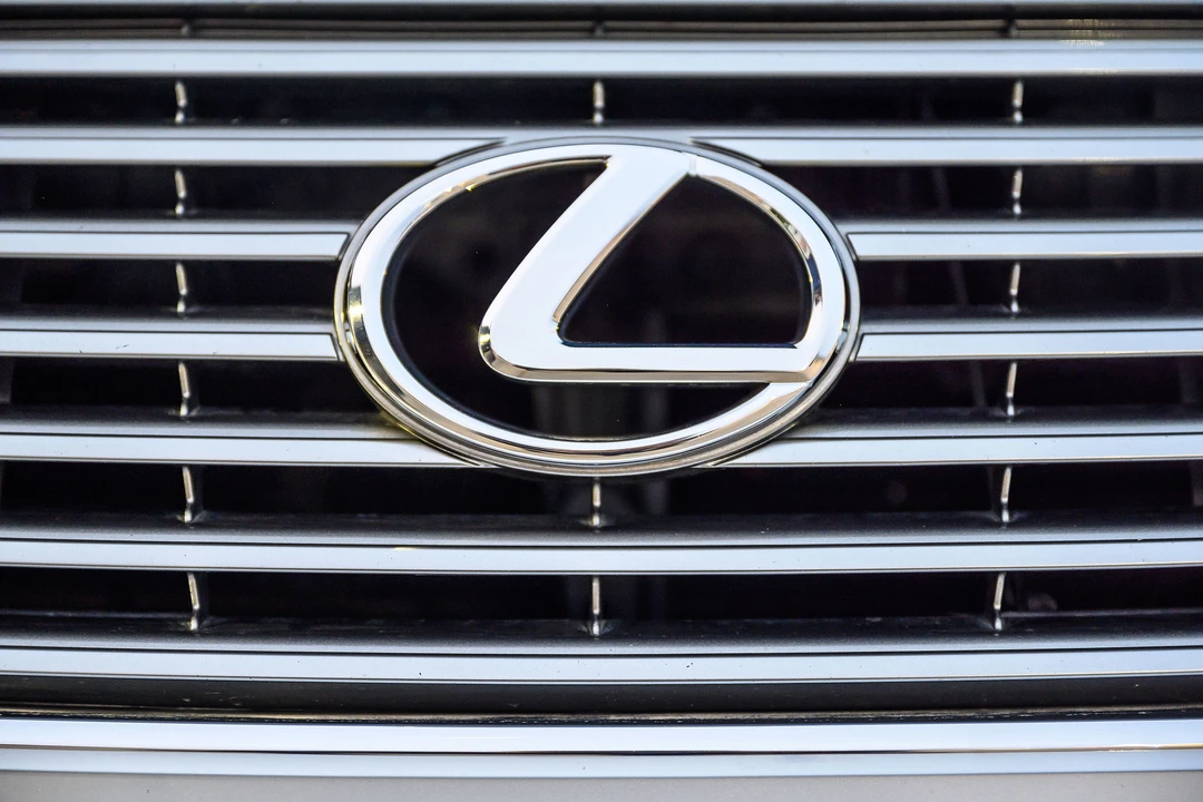 2005 Lexus LS 3rd Gen - Image 15 of 31