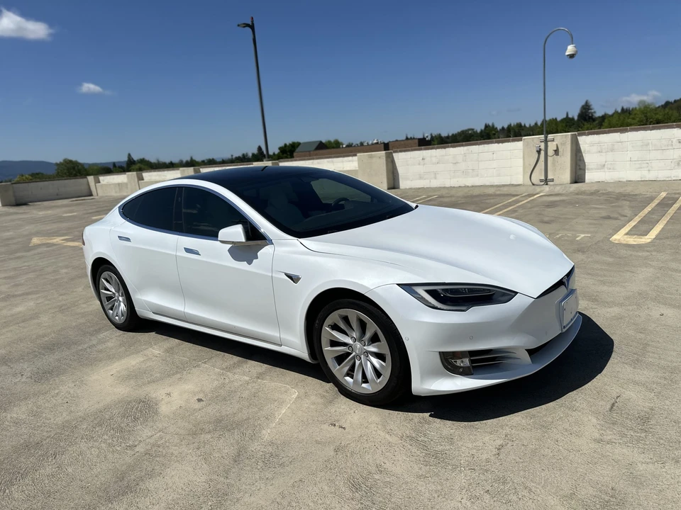 2017 Tesla Model S - Image 28 of 31