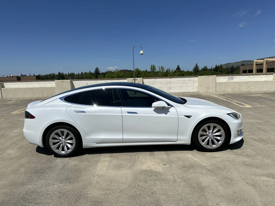 2017 Tesla Model S - Image 25 of 31
