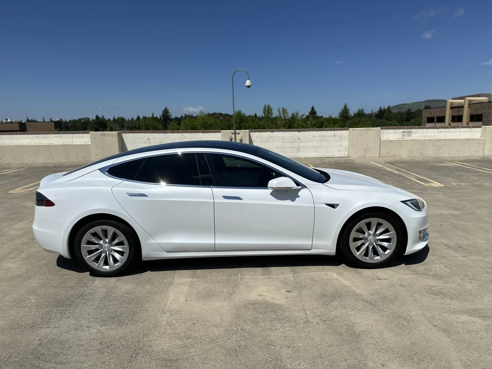 2017 Tesla Model S - Image 27 of 31