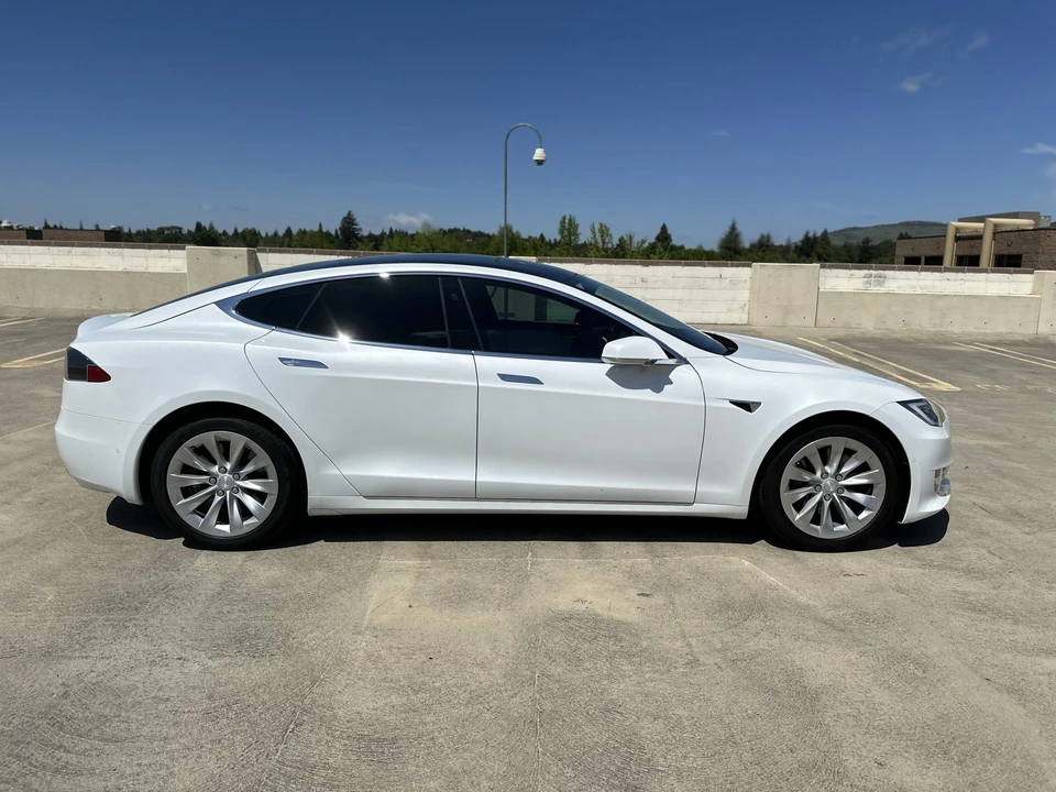 2017 Tesla Model S - Image 24 of 31