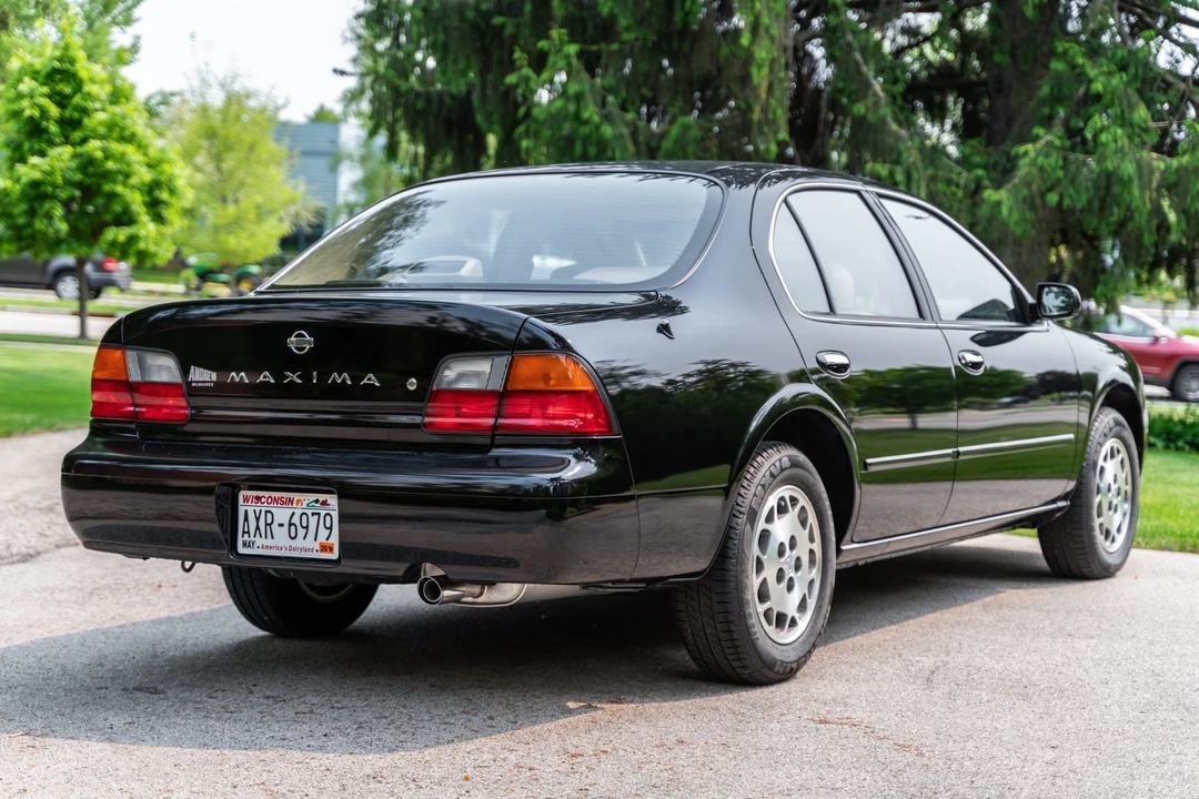 1996 Nissan Maxima 4th Gen - Image 4 of 31