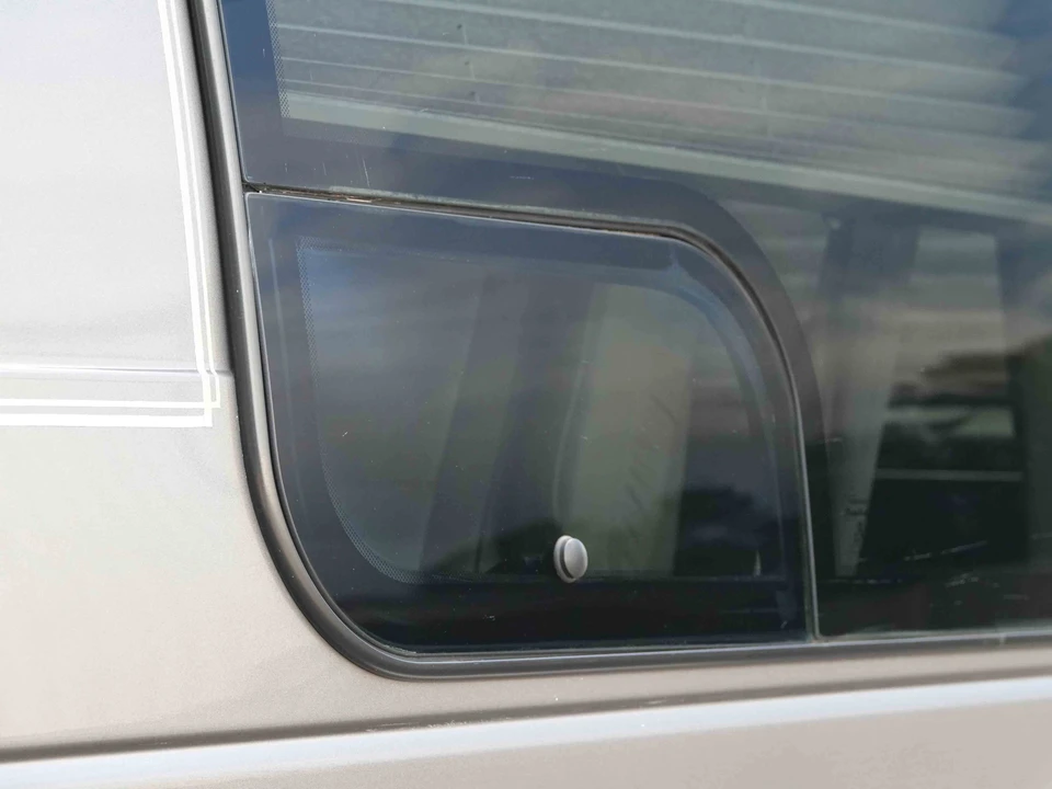 2004 Ford Econoline Van - Image 25 of 31