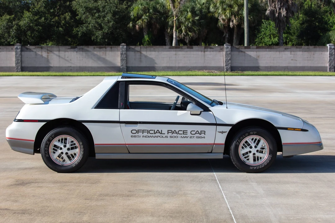 1984 Pontiac Fiero - Image 13 of 31